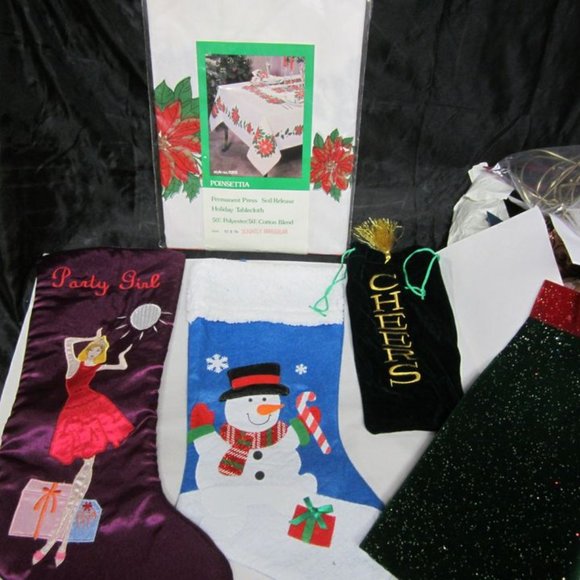 CHRISTMAS DECOR SET OF 5, STOCKINGS/TABLECLOTH/CHEER BAG/TREE SKIRT 70'S-90'S - Picture 2 of 10